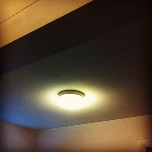 Die zweite Lampe in zwei Wochen. Bei der Rate sind doch alle aufgehängt, bevor der Kredit abgezahlt ist...