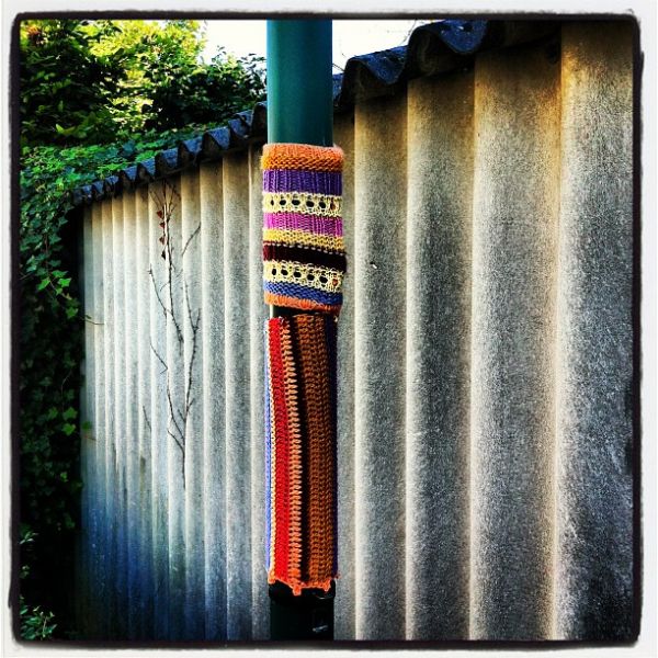 Urban knitting im Dorf.